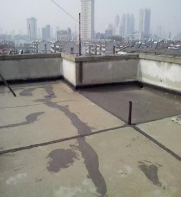 东辽漏水维修 楼顶漏水是什么原因，楼顶漏水维修方法是什么?